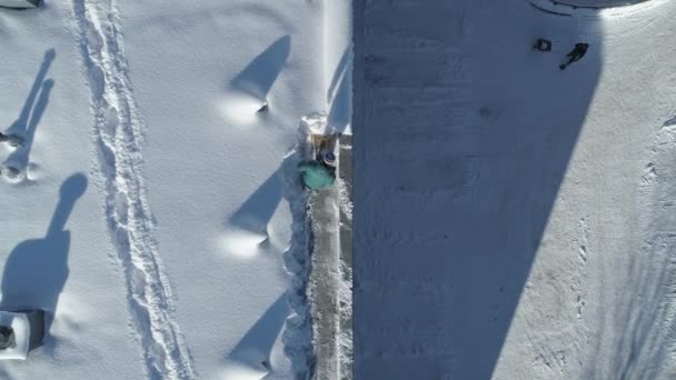 Вид Сверху Людей Убирающих Снег Крыши Двора Дома Солнечный День — стоковое видео