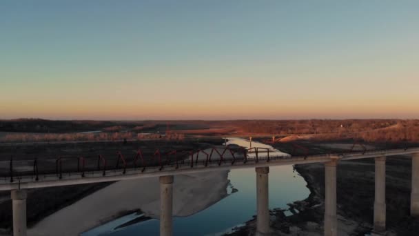 春の豪華な夕日の間 アイオワ州の高層歩道橋から抜け出す — ストック動画