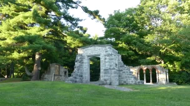 Una Vieja Puerta Piedra Lugar Antiguo Rodeado Árbol Verde Alto — Vídeo de stock