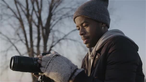 Fotograaf Kijkt Naar Zijn Opname Tijdens Magisch Uur Slow Motion — Stockvideo