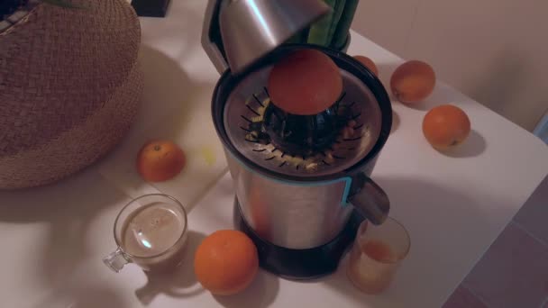 Friska Apelsinjuice Ett Glas Och Apelsiner Slow Motion Bilder Till — Stockvideo