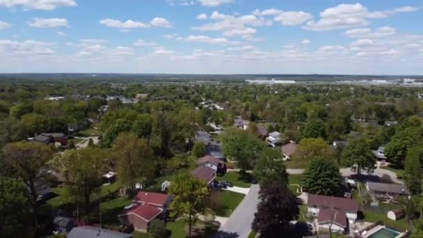 Luftaufnahmen Zeigen Die Fernsicht Auf Das Luftwaffenmuseum Und Den Wolkenverhangenen — Stockvideo