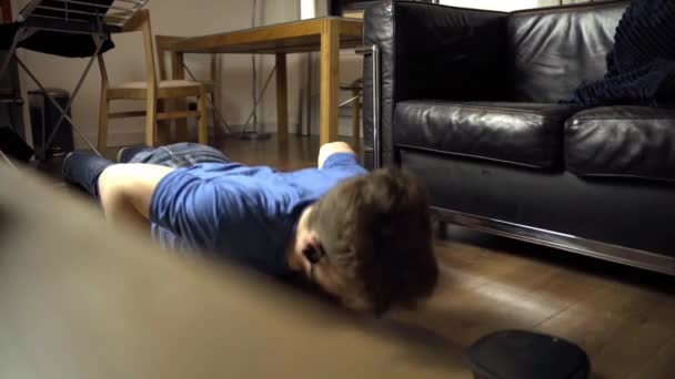 Exercise Jonge Gen Man Doet Push Ups Thuis Tijdens Quarantaine — Stockvideo