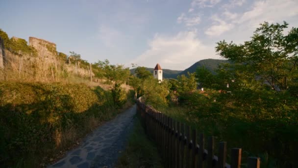 杜恩斯坦镇和葡萄园的全景 奥地利Wachau山谷 Steadicam中枪了美丽的风景和一排排的葡萄园日落在Ruine Drnstein 泛相机的运动 美丽的自然 — 图库视频影像