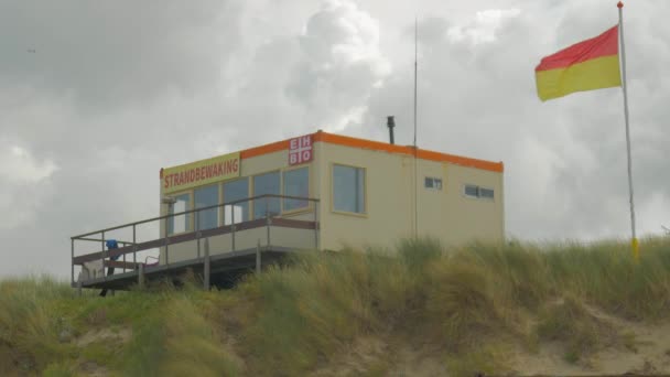 Strandräddning Livräddare Byggnad Toppen Sanddyn — Stockvideo