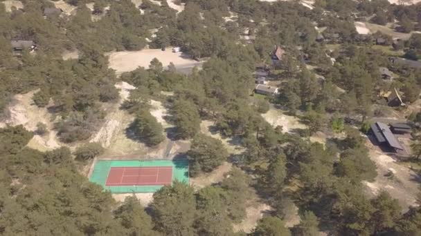 一个荒废的网球场在靠近大海的松林里 — 图库视频影像