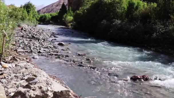 Réservoir Eau Courante Une Rivière Étang Dans Station Vallonnée Kargil — Video