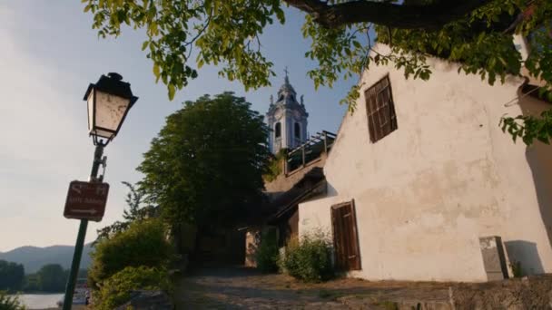 春天日落时在奥地利瓦豪多瑙河上的德恩斯泰因风景 德恩斯泰因修道院侧视图 下奥地利Wachau的前修道院 — 图库视频影像