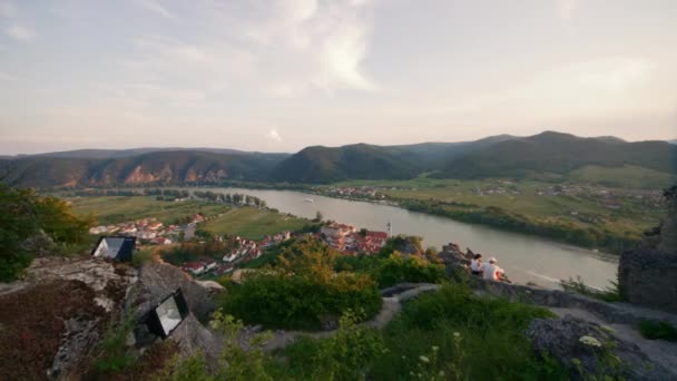 对多瑙河和Drnstein村的无人驾驶飞机射击 杜恩斯坦 城堡位于瓦豪山谷的山上 秋天秋天的时候在奥地利瓦豪下城的梯田葡萄园在4K 无人机滑行 — 图库视频影像