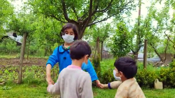 2021年印度第二波珊瑚封锁期间 蒙面亚洲小孩在公园里玩耍 荡秋千 围住小孩 享受和欢呼 — 图库视频影像