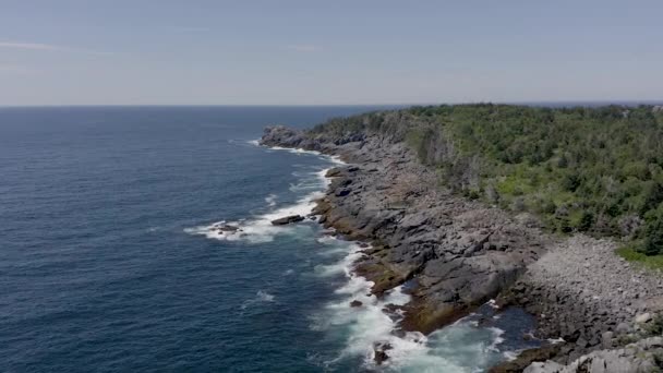 Drone Survolant Des Vagues Sur Côte Rocheuse Une Petite Île — Video