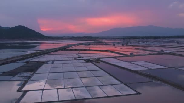 Dron Letící Nad Obrovskými Solnými Poli Rozprostřenými Mezi Horami Během — Stock video