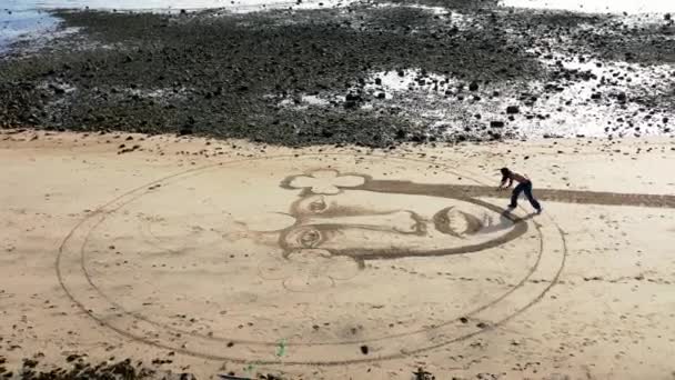 Man Drawing Picture Sand Bahia Los Angeles Baja California Meksiko — Stok Video