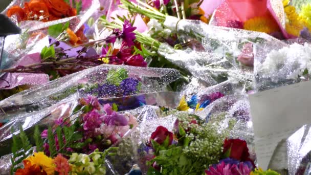 Een Close Van Een Bos Bloemen Bij Het Geïmproviseerde Gedenkteken — Stockvideo