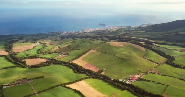 Azores Volkanik Adalarında Deniz Manzaralı Yeşil Tarım Arazilerinin Tepelerin Insansız — Stok video