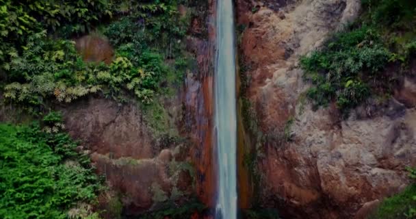 亚速尔群岛圣米格尔一个巨大的野生瀑布在绿色环境中的空中4K镜头 — 图库视频影像