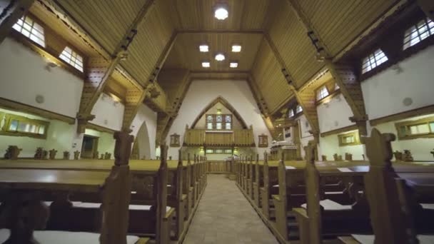 Caminar Dentro Una Iglesia Madera Hungría — Vídeos de Stock