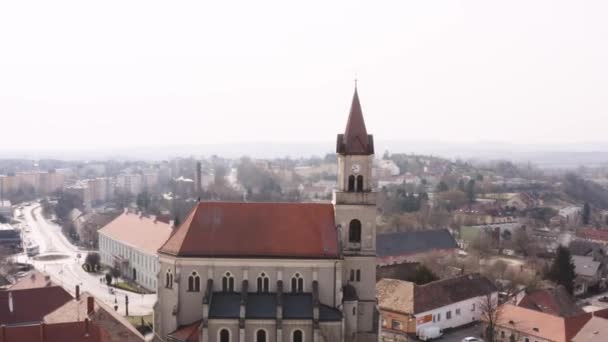 Rekaman Drone Dari Sebuah Gereja Tua Mor Hungaria — Stok Video