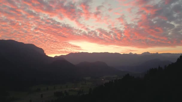 황금시간대의 아래아름다운 계곡을 둘러싸고 산맥의 실루엣 — 비디오