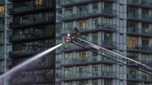 Bombero Solo Acción Luchando Contra Fuego Parte Superior Del Aparato — Vídeo de stock