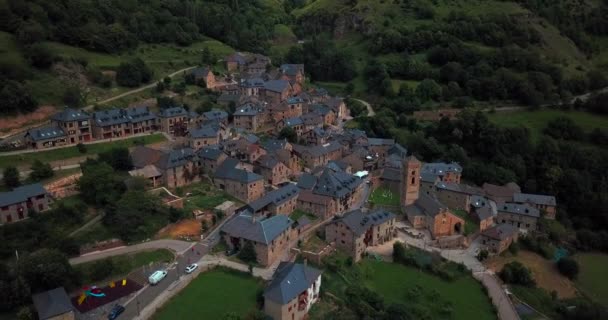 Spanyol Pireneleri Nde Yeşil Doğal Ortamda Evleri Olan Küçük Bir — Stok video