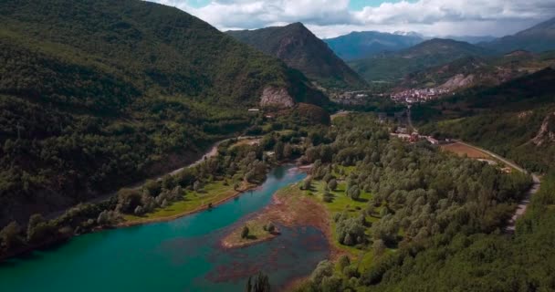 Aerial Horisontella Bilder Sjö Grön Natur Med Berg Och Bakgrund — Stockvideo