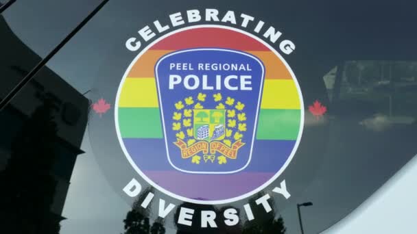 皮尔地区警察正在庆祝 皮尔2020 并在警车窗玻璃上用彩虹贴纸提高认识 以纪念Lgbtq2S 服务人员和他们所服务的社区 — 图库视频影像