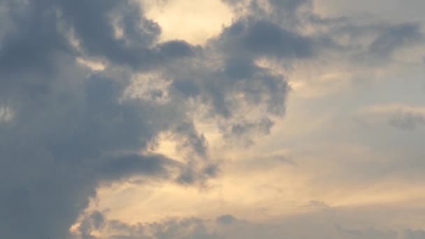 Δραματικός Ουρανός Λάμψη Μέσα Από Σύννεφα — Αρχείο Βίντεο