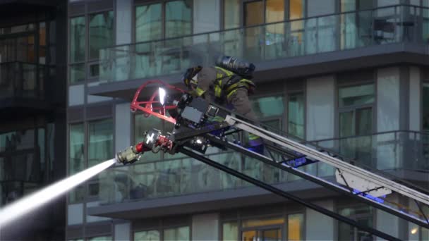 Brandweerman Blussen Vuur Spuiten Water Van Crane Medium — Stockvideo