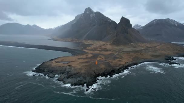 Islandia Dramática Costa Los Fiordos Orientales Con Faro Naranja Carretera — Vídeo de stock