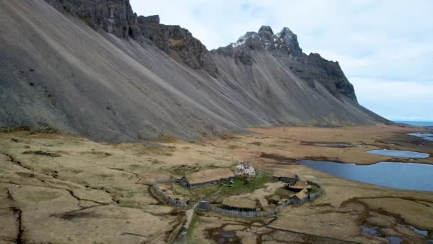 Исландские Беспилотные Горы Океана Фильмом Деревня Викингов Stoksnes Vestrahorn — стоковое видео