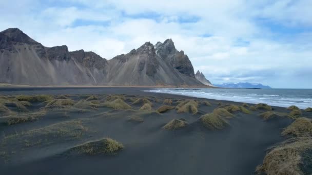 Stokksnes Vestrahorn Дрон Над Черным Песчаным Пляжем Исландии Зубчатыми Горными — стоковое видео