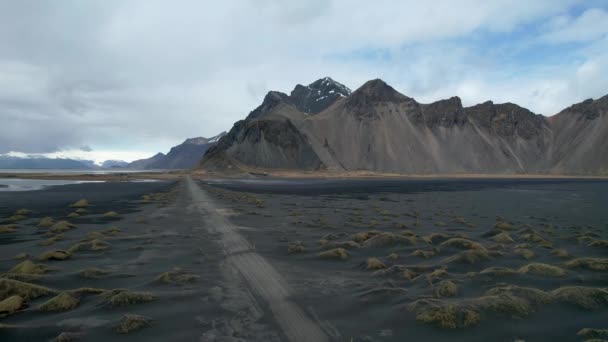 Island Drohne Von Vestrahorn Stoksness Schwarzer Sandstrand Mit Langer Einsamer — Stockvideo
