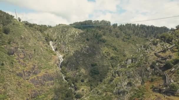 Imagens Aéreas Drones Caminho Ponte Cascata Meio Uma Floresta Selva — Vídeo de Stock