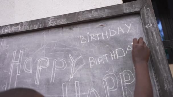 Χαρούμενα Γενέθλια Γραμμένα Πίνακα Από Ένα Φτωχό Αφρικανό Παιδί Μήνυμα — Αρχείο Βίντεο