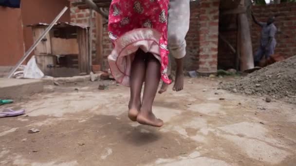 Двое Счастливых Африканских Детей Играют Прыгают Веревкой Крупный План Африка — стоковое видео