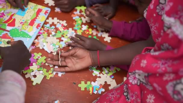 Afrikanska Barn Gör Ett Pussel Och Leker Barnhemmet Nära Håll — Stockvideo