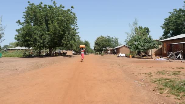 Mujeres Caminando Pequeño Pueblo Callejero África — Vídeos de Stock