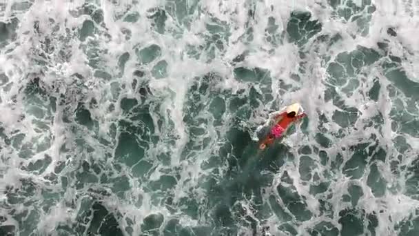 Top View Male Surfer Liggend Zwemmend Een Surfplank Golvende Oceaan — Stockvideo