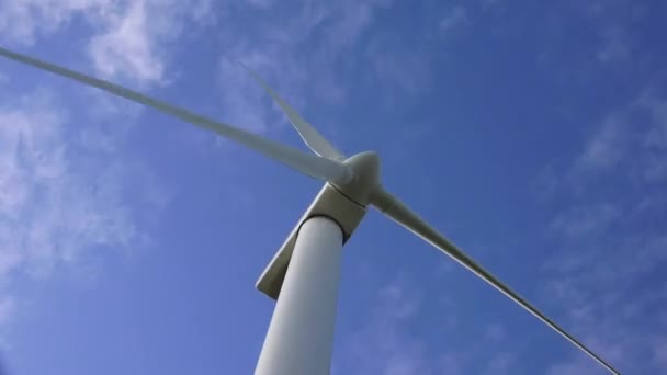 風力タービンは 風力の運動エネルギーを電気エネルギーに変換する装置です — ストック動画