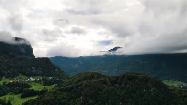 緑豊かな高山の風景の中に手付かずの村 横向きのドローン高波 — ストック動画