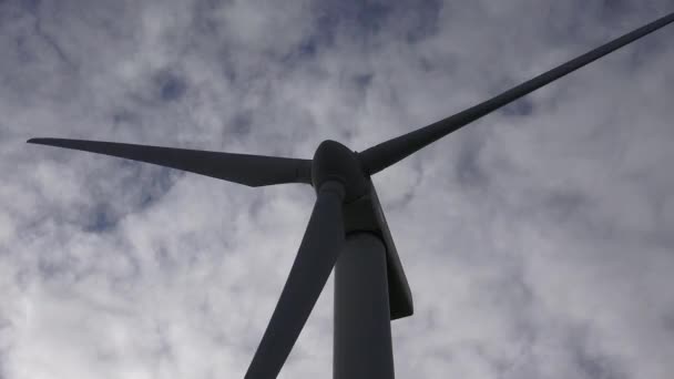 Une Éolienne Est Dispositif Qui Convertit Énergie Cinétique Vent Énergie — Video