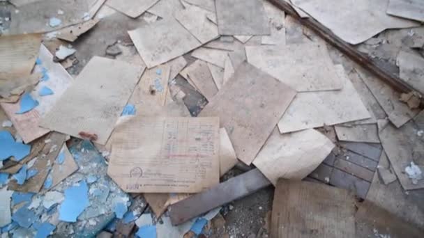 Documentos Clasificados Polvorientos Documentos Esparcidos Por Suelo Abandonado Edificio Soviético — Vídeos de Stock