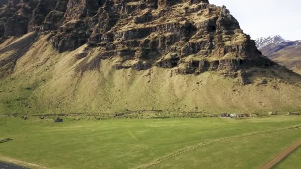 Island Farm Fields Mit Zerklüftetem Rocky Mountain Abseits Der Ringstraße — Stockvideo