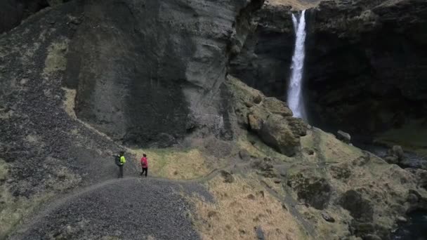 Människor Vandring Till Island Kvernufoss Vattenfall Längs Liten Stig Sidan — Stockvideo