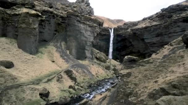 Kvernufoss Vattenfall Island Drönare Med Flodgrön Mossa Och Fåglar — Stockvideo