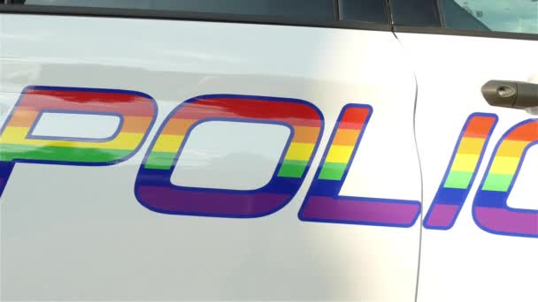 Gros Plan Une Voiture Police Pride Avec Motif Peinture Arc — Video