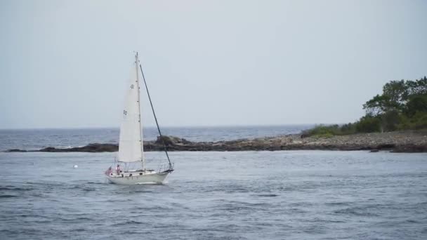 Barca Vela Con Bandiera Americana Arrivo Nel Porto York Maine — Video Stock