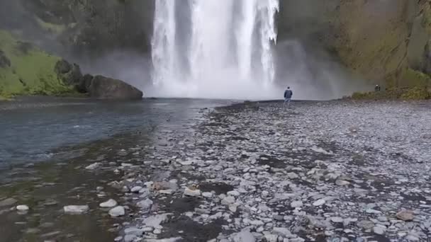 Водопад Скогафосс Исландии Летом Человеком Идущим Вдоль Реки — стоковое видео
