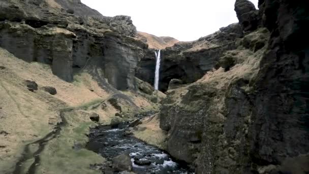 Filmový Island Dron Letící Kaňonem Vodopádu Kvernufoss — Stock video